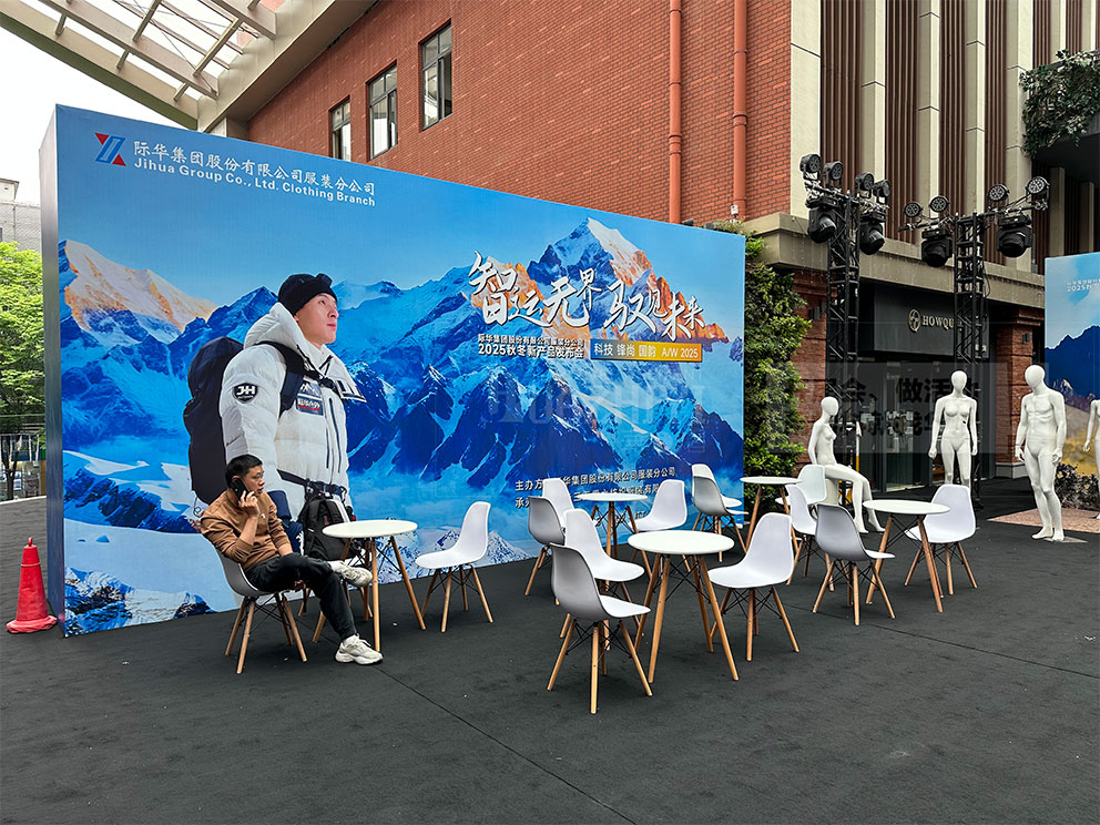 领克900上市观播会伊姆斯桌椅.jpg